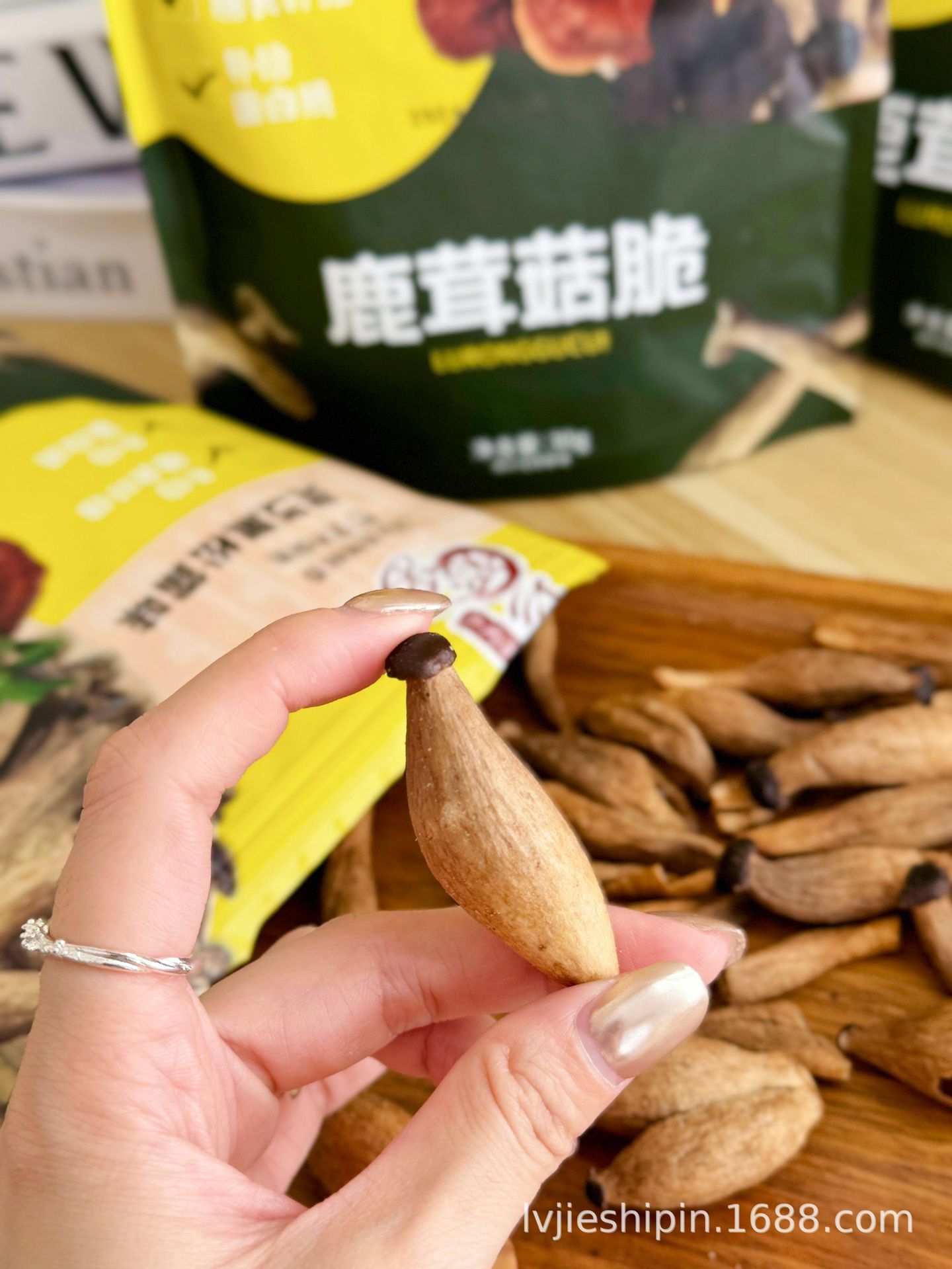 工厂定制批发即食鹿茸菇脆VF脱水蔬菜干灵芝黑松露味休闲解馋零食