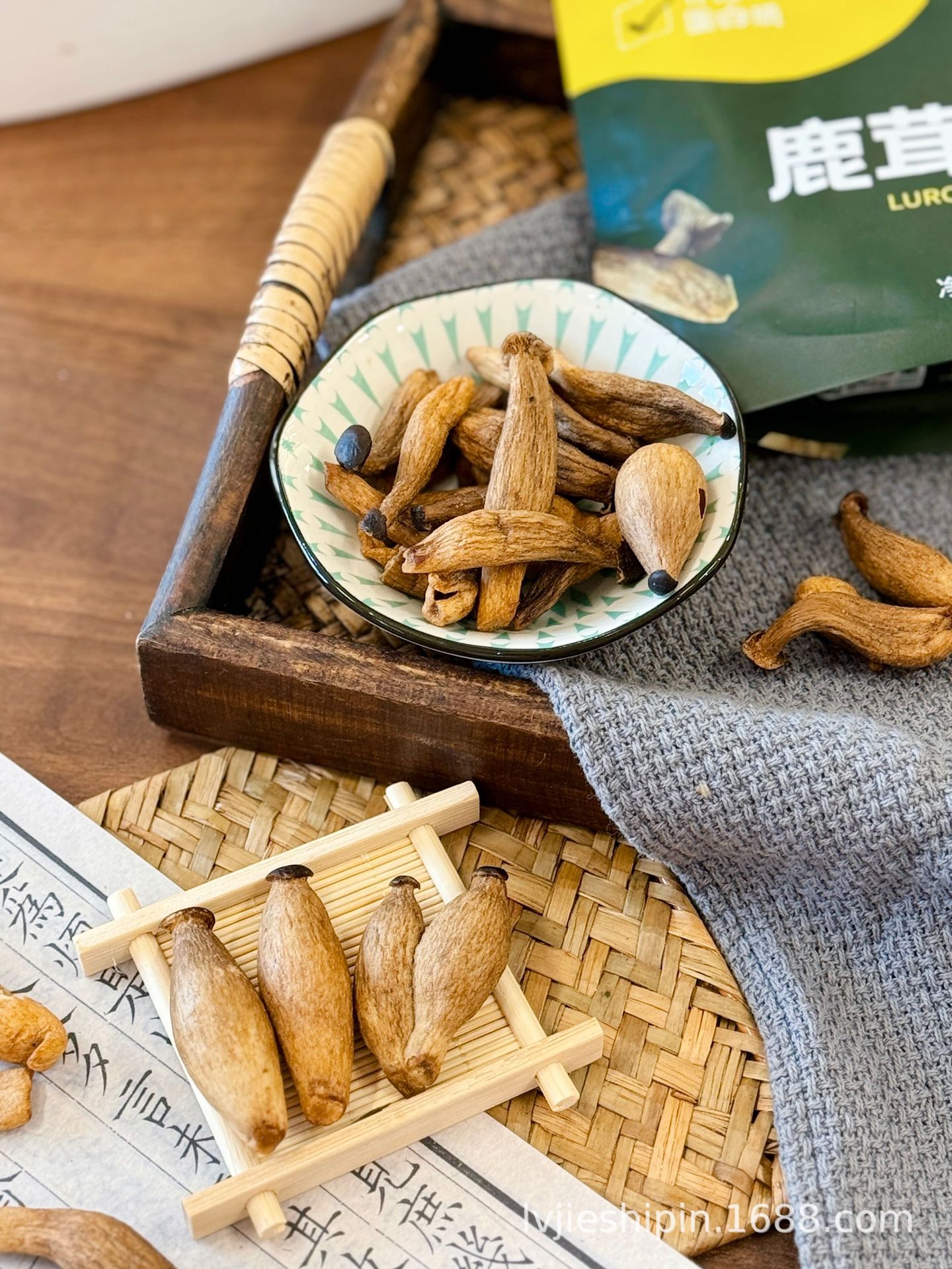 工厂定制批发即食鹿茸菇脆VF脱水蔬菜干灵芝黑松露味休闲解馋零食