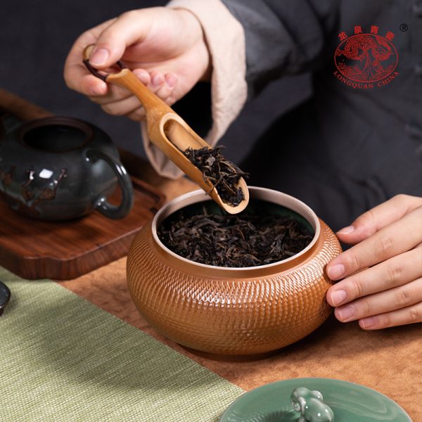 龙泉青瓷茶叶罐大号密封储存罐子陶瓷灰釉手工跳刀家用普洱茶饼盒