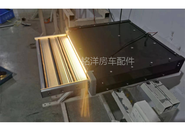 全顺上汽大通V80中门迎宾电动踏步 房车奔驰移门上车收缩脚踏板
