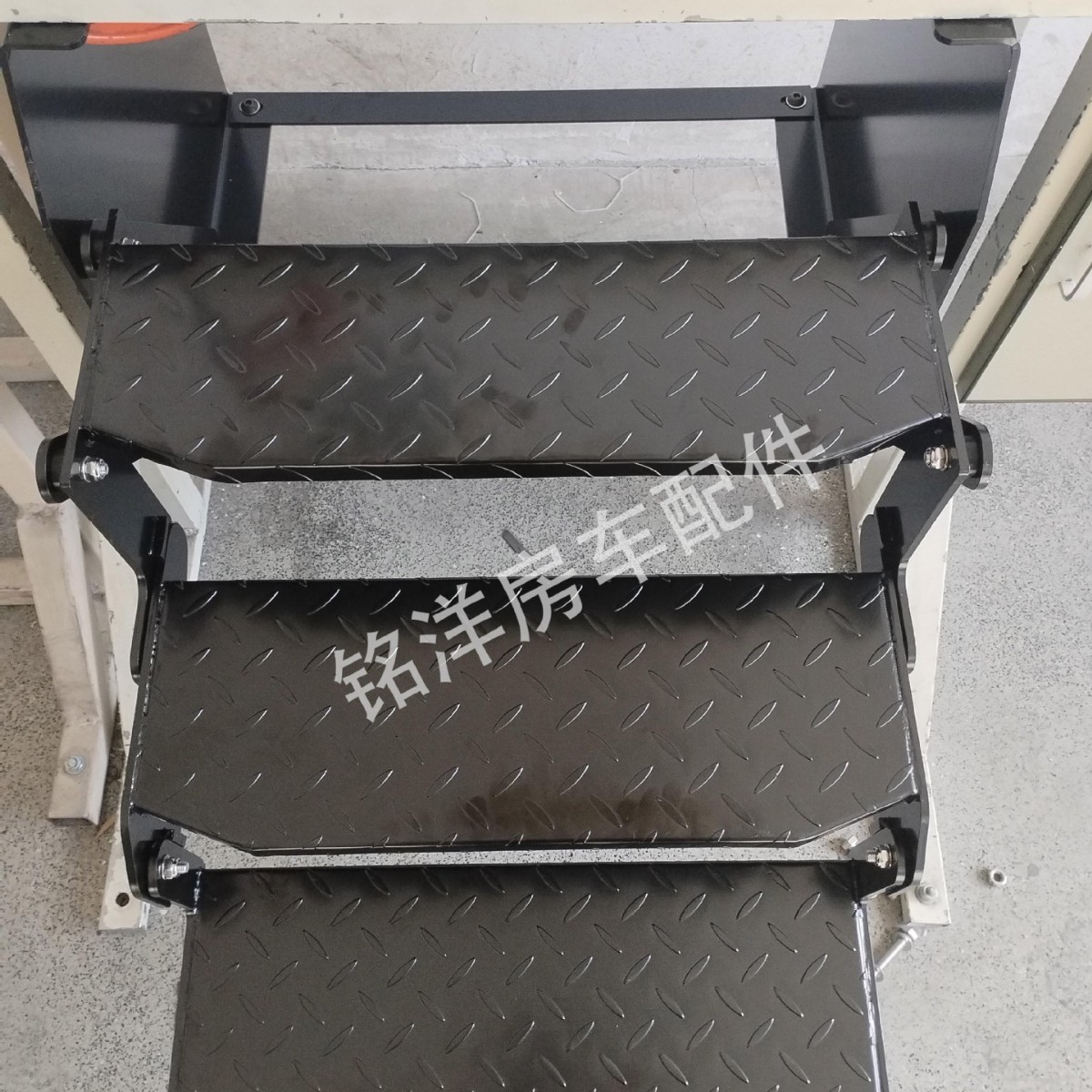 美式房车折叠踏步 旅居车上下迎宾踏板 拖挂车单层踏步手动收缩脚